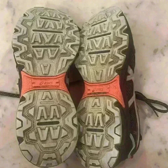 ASICS sneakers size 9 - Picture 3 of 5